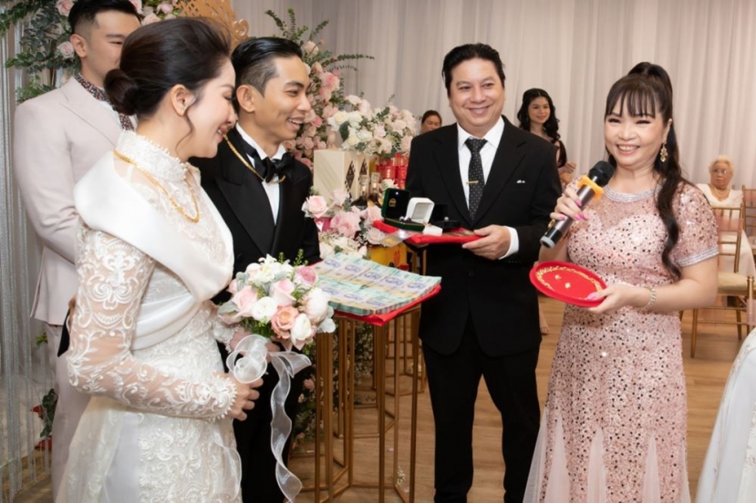 Bố mẹ chồng tặng sính lễ cho con dâu trong ngày cưới khiến nhiều người phải trầm trồ. Ảnh Internet. Bố mẹ chồng tặng sính lễ cho con dâu trong ngày cưới khiến nhiều người phải trầm trồ. Ảnh Internet.