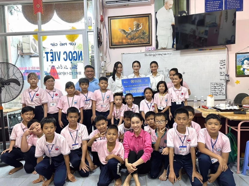 Ba nàng hậu còn có hoạt động ý nghĩa tại lớp học phổ cập Ngọc Việt cùng các em nhỏ. Ảnh: FB Đào Hiền. Ba nàng hậu còn có hoạt động ý nghĩa tại lớp học phổ cập Ngọc Việt cùng các em nhỏ. Ảnh: FB Đào Hiền.