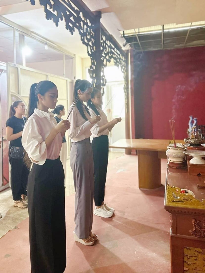 Hoa hậu Ý Nhi (ở giữa) cùng hai Á hậu đi chùa, thắp nhang khấn vái. Ảnh: FB Huỳnh Trần Ý Nhi.