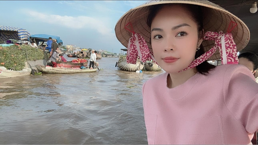 Dương Cẩm Lynh ở chợ nổi Cái Răng, Cần Thơ. Ảnh FB Dương Cẩm Lynh Dương Cẩm Lynh ở chợ nổi Cái Răng, Cần Thơ. Ảnh FB Dương Cẩm Lynh