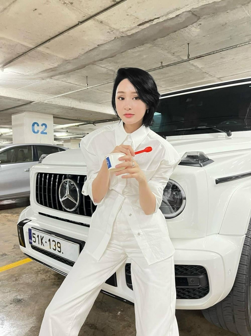 Hiền Hồ tạo dáng bên chiếc G63 hơn chục tỷ đồng. Ảnh FB Hiền Hồ. Hiền Hồ tạo dáng bên chiếc G63 hơn chục tỷ đồng. Ảnh FB Hiền Hồ.