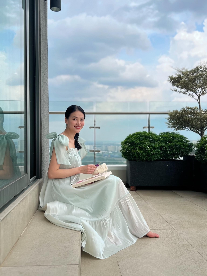 Khi rảnh rỗi, Phương Khánh đều lên sân thượng chơi đùa, đọc sách để giải tỏa stress. Ảnh FB Phương Khánh Khi rảnh rỗi, Phương Khánh đều lên sân thượng chơi đùa, đọc sách để giải tỏa stress. Ảnh FB Phương Khánh