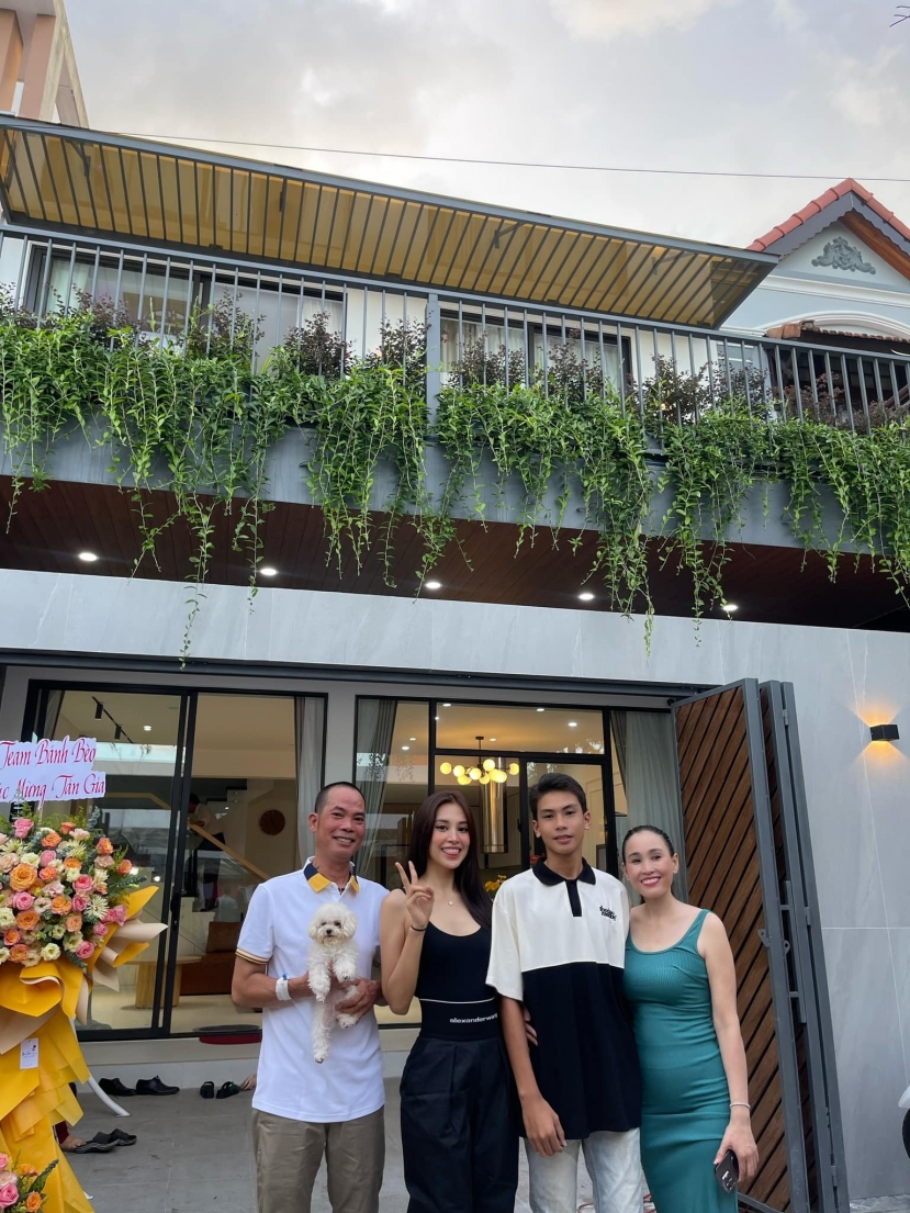 Gia đình Tiểu Vy chụp ảnh trước ngôi nhà mới. Ảnh FB Tiểu Vy. Gia đình Tiểu Vy chụp ảnh trước ngôi nhà mới. Ảnh FB Tiểu Vy.