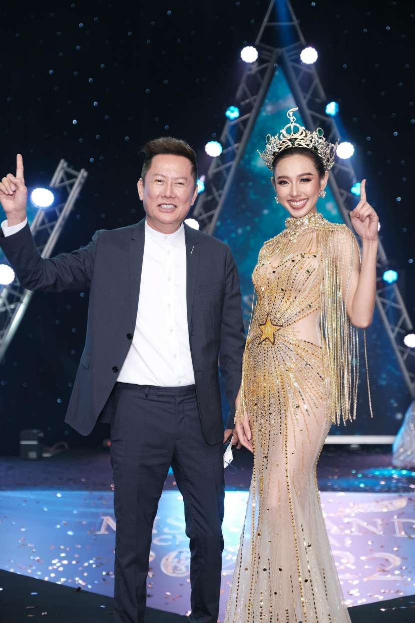 Thùy Tiên và Chủ tịch Miss Grand International. Ảnh Internet. Thùy Tiên và Chủ tịch Miss Grand International. Ảnh Internet.