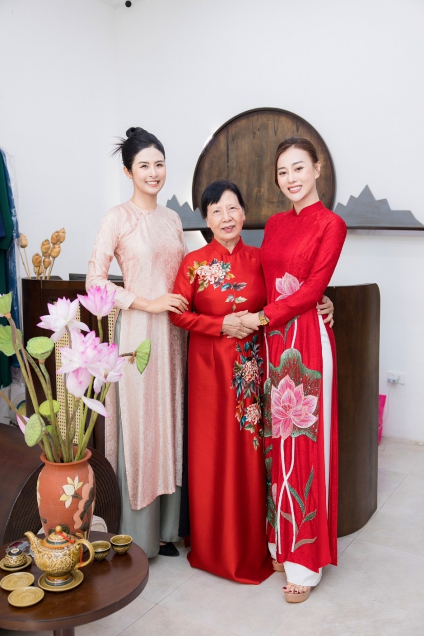 Hoa hậu Ngọc Hân - mẹ chồng Phương Oanh - Phương Oanh (từ trái sang phải) Hoa hậu Ngọc Hân - mẹ chồng Phương Oanh - Phương Oanh (từ trái sang phải)