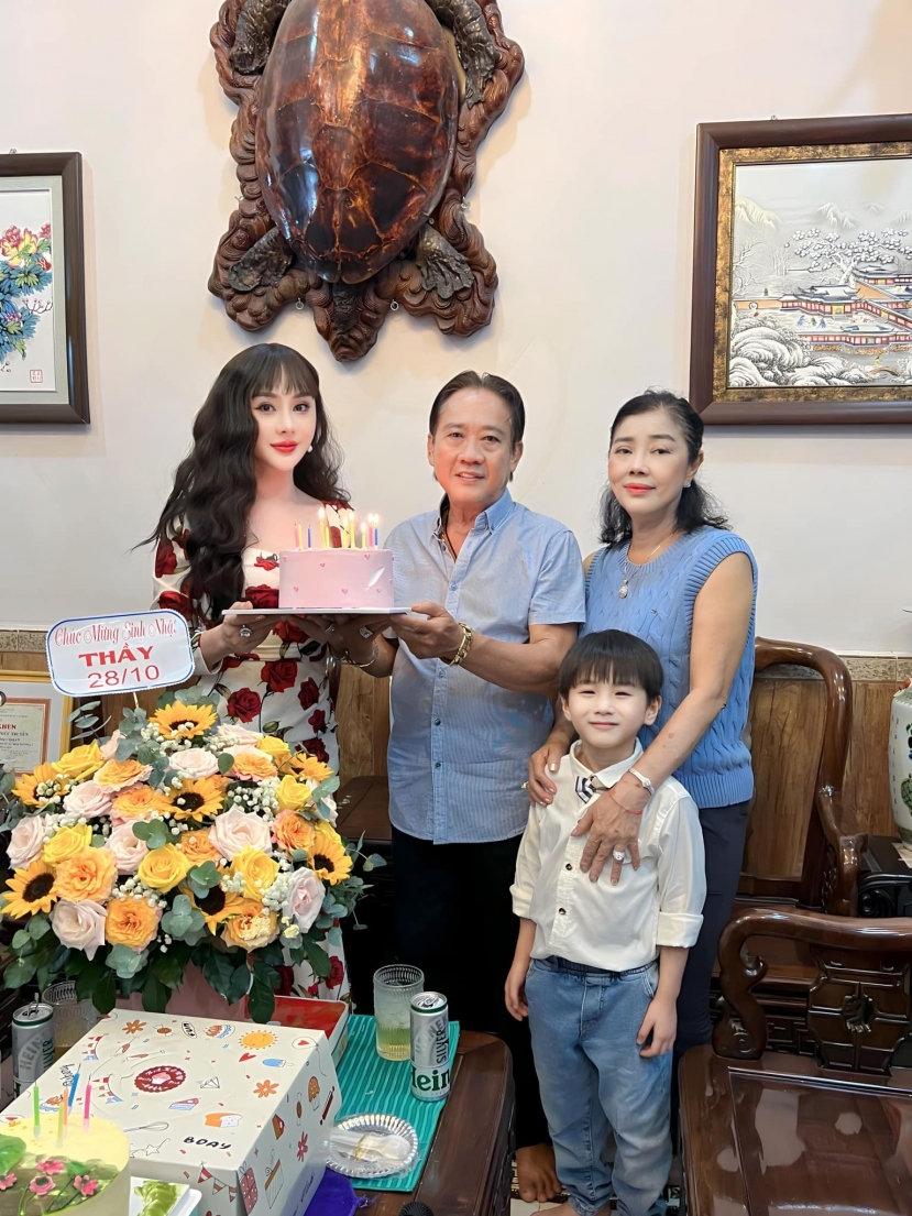 Lâm Khánh Chi cùng con trai tổ chức tiệc sinh nhật cho bố mẹ ruột của cô. Ảnh FB Lâm Khánh Chi. Lâm Khánh Chi cùng con trai tổ chức tiệc sinh nhật cho bố mẹ ruột của cô. Ảnh FB Lâm Khánh Chi.