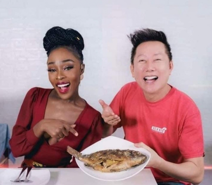 Miss Grand International 2020 - Abena Akuaba livestream bán hàng cho Chủ tịch Nawat Miss Grand International 2020 - Abena Akuaba livestream bán hàng cho Chủ tịch Nawat