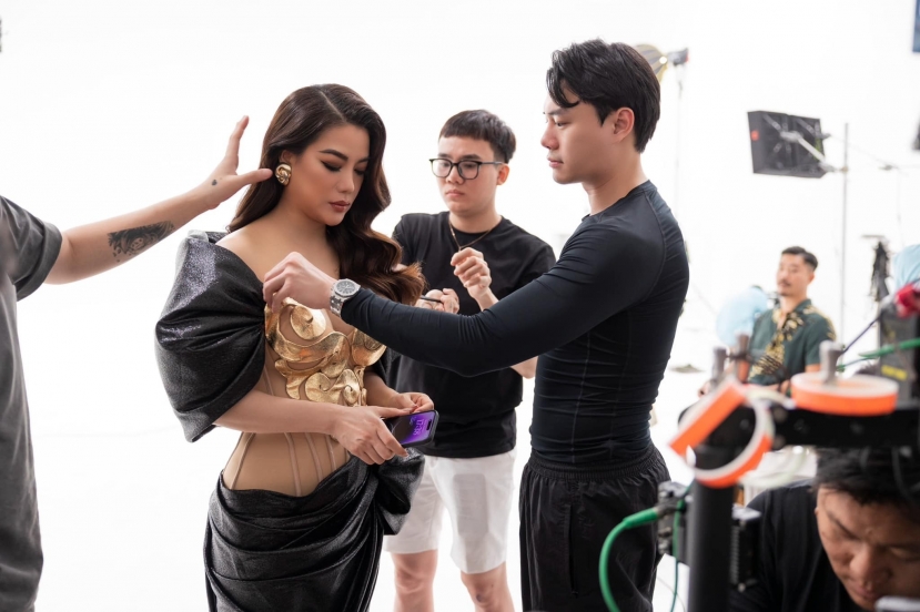 Nam diễn viên 9X tận tình chăm sóc bạn gái hơn 14 tuổi trong hậu trường Miss Earth Vietnam 2023. Nam diễn viên 9X tận tình chăm sóc bạn gái hơn 14 tuổi trong hậu trường Miss Earth Vietnam 2023.