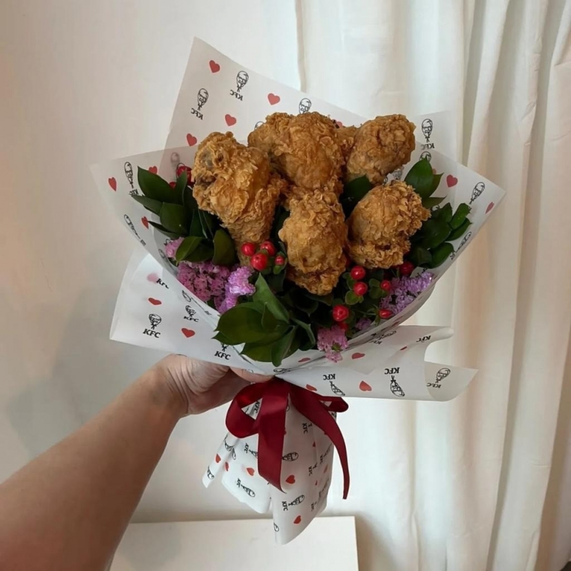 Bó hoa cưới được làm từ đùi gà rán giòn khiến nhiều người thích thú. Bó hoa cưới được làm từ đùi gà rán giòn khiến nhiều người thích thú.