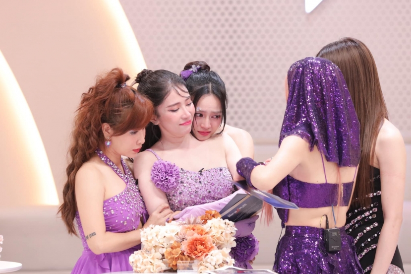 Nhóm 'Chị ngả em nâng' buồn khi phải chia tay với Quỳnh Nga. Nhóm 'Chị ngả em nâng' buồn khi phải chia tay với Quỳnh Nga.