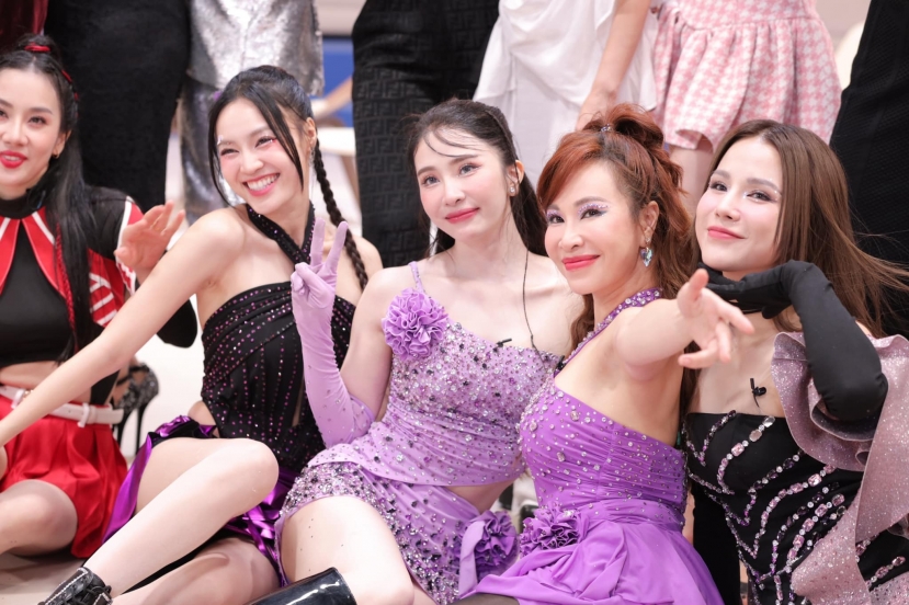 Quỳnh Nga (ở giữa) cùng các chị đẹp trong vòng công diễn 2. Quỳnh Nga (ở giữa) cùng các chị đẹp trong vòng công diễn 2.