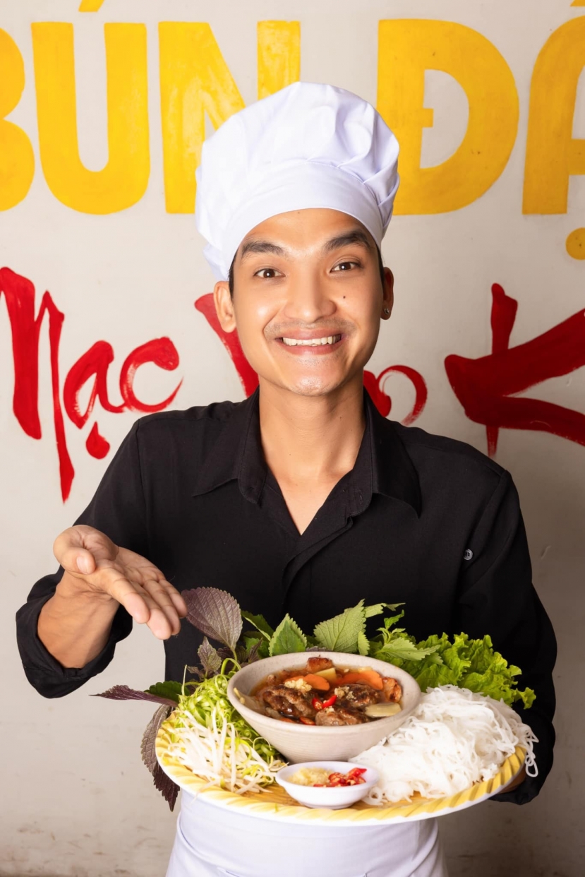 Mạc Văn Khoa đưa thêm món bún chả vào menu của quán. Mạc Văn Khoa đưa thêm món bún chả vào menu của quán.