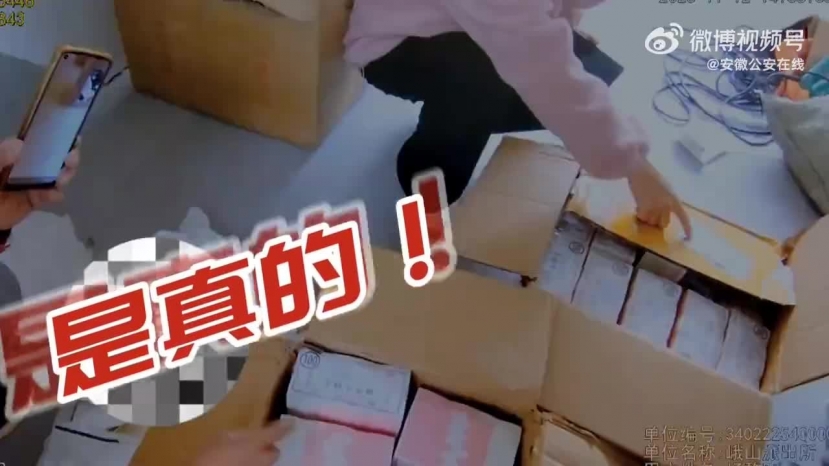 Người đàn ông hoang mang vì phát hiện hai hộp giấy đều chứa đầy tiền mặt. Người đàn ông hoang mang vì phát hiện hai hộp giấy đều chứa đầy tiền mặt.