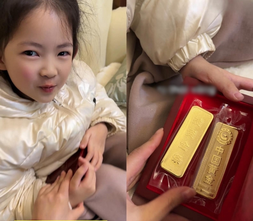 Phụ huynh bé gái ngay lập tức liên hệ với cô giáo và phụ huynh bé trai để trả lại số vàng. Phụ huynh bé gái ngay lập tức liên hệ với cô giáo và phụ huynh bé trai để trả lại số vàng.