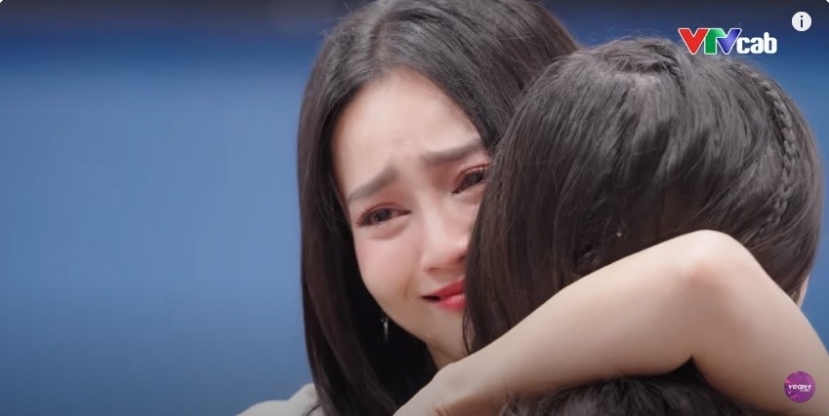 Khổng Tú Quỳnh khóc nức nở khi ôm Lan Ngọc. Ảnh chụp màn hình. Khổng Tú Quỳnh khóc nức nở khi ôm Lan Ngọc. Ảnh chụp màn hình.