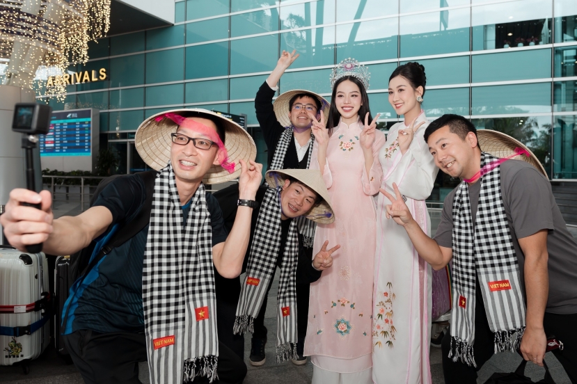 Thanh Thủy (áo dài hồng) chào đón Sở du lịch Nhật Bản đến thăm Đà Nẵng. Thanh Thủy (áo dài hồng) chào đón Sở du lịch Nhật Bản đến thăm Đà Nẵng.