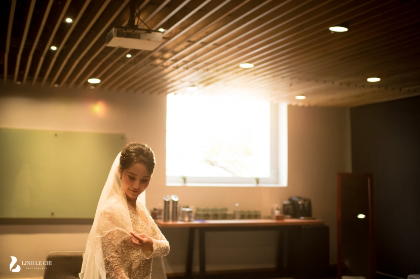Primmy Trương trong hậu trường chuẩn bị cho nghi thức tổ chức tiệc cưới. Ảnh FB Linh Lê Chí Primmy Trương trong hậu trường chuẩn bị cho nghi thức tổ chức tiệc cưới. Ảnh FB Linh Lê Chí