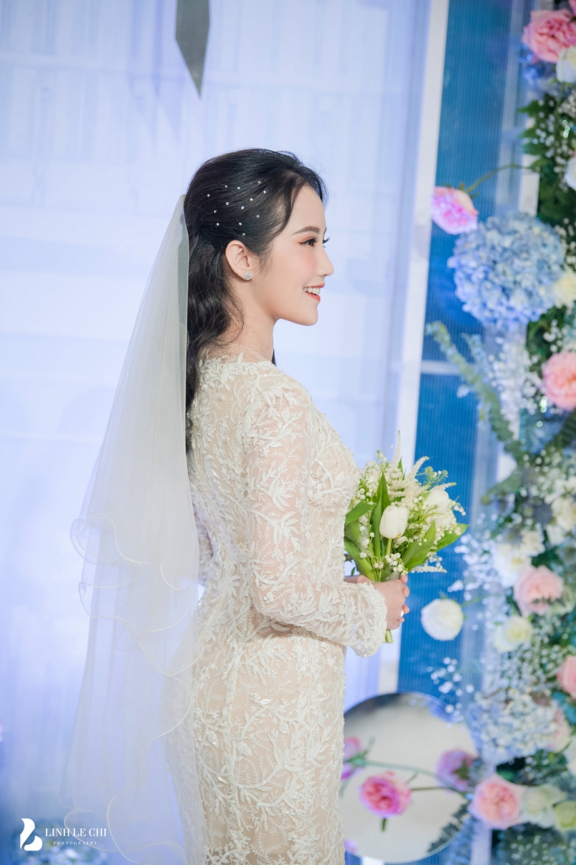 Primmy Trương còn thay đổi hoa cưới.Ảnh FB Linh Lê Chí Primmy Trương còn thay đổi hoa cưới.Ảnh FB Linh Lê Chí