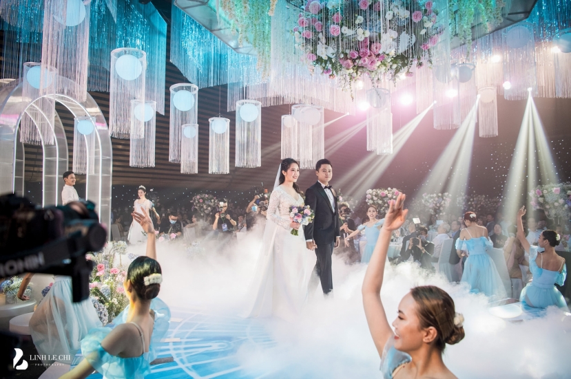 Cặp đôi tiến vào trung tâm làm lễ. Ảnh FB Linh Lê Chí Cặp đôi tiến vào trung tâm làm lễ. Ảnh FB Linh Lê Chí