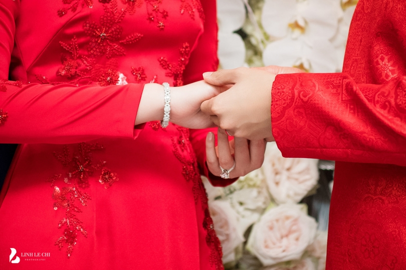Dân mạng choáng với giá trị khủng của chiếc vòng tay và nhẫn kim cương của Primmy Trương. Ảnh FB Linh Lê Chí Dân mạng choáng với giá trị khủng của chiếc vòng tay và nhẫn kim cương của Primmy Trương. Ảnh FB Linh Lê Chí