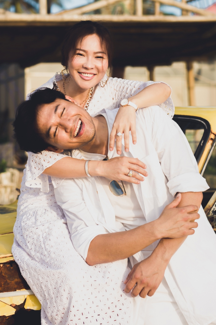 Dù hơn tuổi nhưng bà xã Quý Bình lại có phong cách thời trang vô cùng trẻ trung. Ảnh FBNV Dù hơn tuổi nhưng bà xã Quý Bình lại có phong cách thời trang vô cùng trẻ trung. Ảnh FBNV