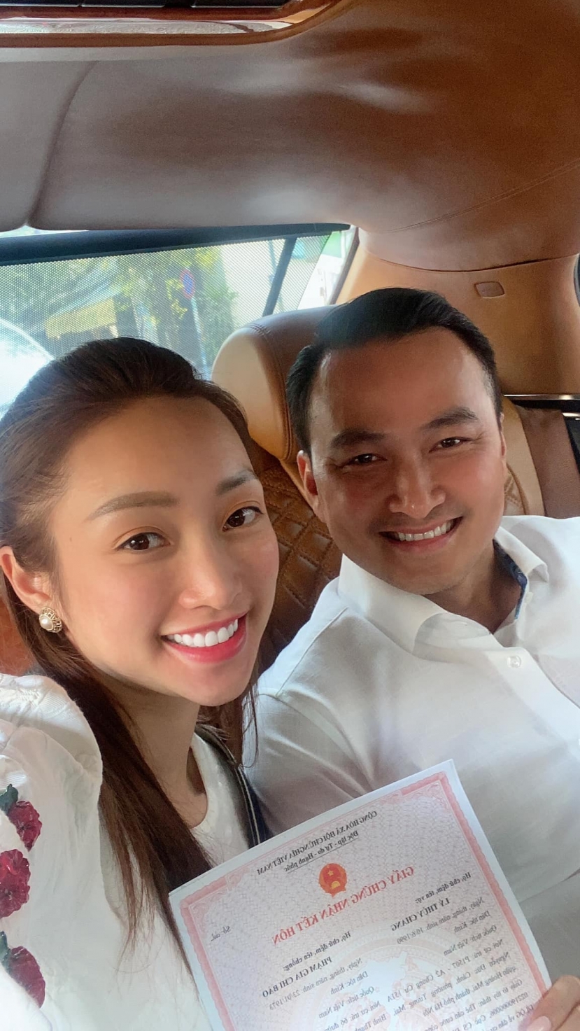 Hình ảnh cả hai đi đăng ký kết hôn. Ảnh FBNV Hình ảnh cả hai đi đăng ký kết hôn. Ảnh FBNV