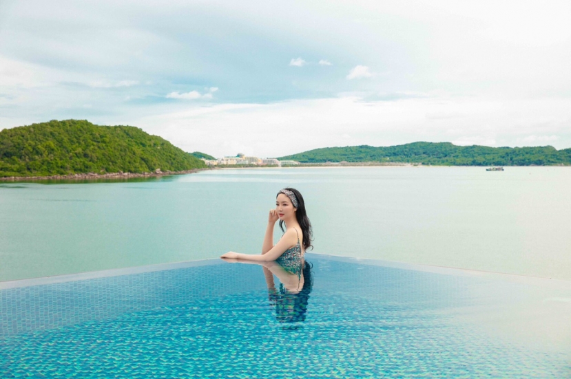 Hoa hậu được siêu xe ông Đặng Lê Nguyên Vũ đưa đón khiến netizen trầm trồ vì sắc vóc ở tuổi U50 - Ảnh 4 Hoa hậu được siêu xe ông Đặng Lê Nguyên Vũ đưa đón khiến netizen trầm trồ vì sắc vóc ở tuổi U50 - Ảnh 4