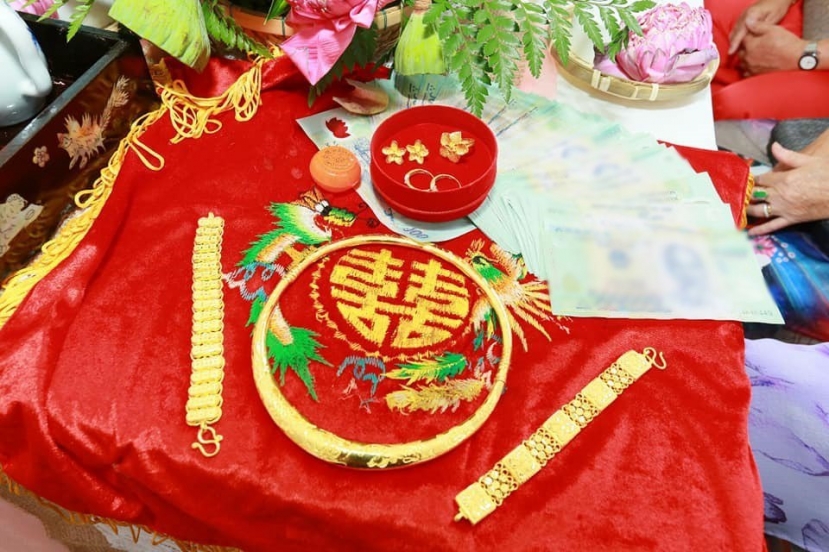 Sính lễ của Ngân Thảo lại bị đem ra bàn tán. Ảnh FBNV Sính lễ của Ngân Thảo lại bị đem ra bàn tán. Ảnh FBNV