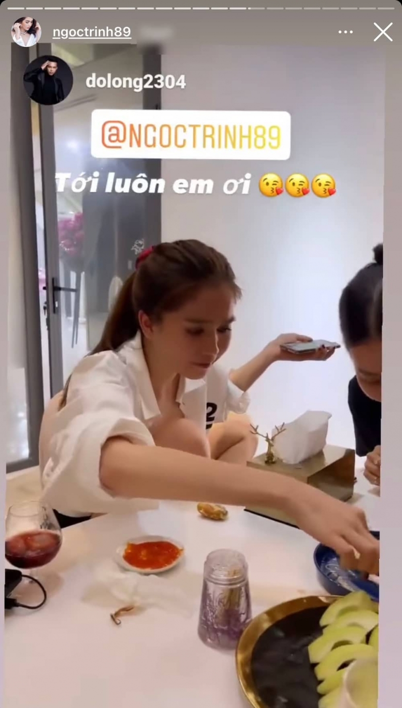 Ngọc Trinh lộ hình ảnh nhậu cùng bạn bè. Ngọc Trinh lộ hình ảnh nhậu cùng bạn bè.