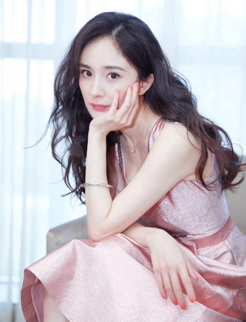 Dương Mịch lộ gương mặt biến dạng, netizen vào mỉa mai 'bà già miệng móm' - Ảnh 1 Dương Mịch lộ gương mặt biến dạng, netizen vào mỉa mai 'bà già miệng móm' - Ảnh 1