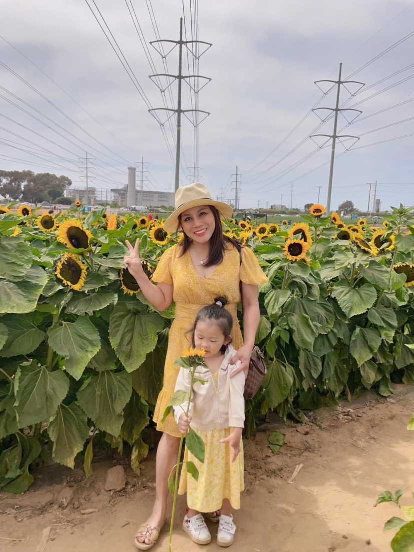 Cô làm 2 công việc để kiếm tiền nuôi con gái. Ảnh FBNV Cô làm 2 công việc để kiếm tiền nuôi con gái. Ảnh FBNV
