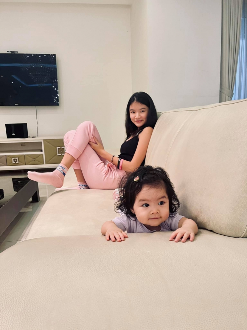 Con gái Trương Ngọc Ánh thân thiết bên em gái cùng cha khác mẹ - Ảnh 2 Con gái Trương Ngọc Ánh thân thiết bên em gái cùng cha khác mẹ - Ảnh 2