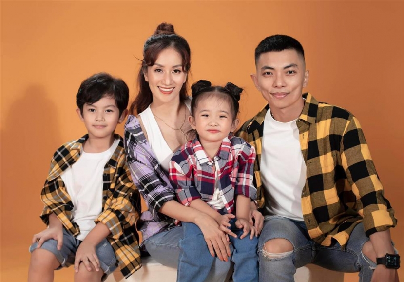 Khánh Thi chúc mừng sinh nhật cho Phan Hiển. Ảnh FBNV Khánh Thi chúc mừng sinh nhật cho Phan Hiển. Ảnh FBNV