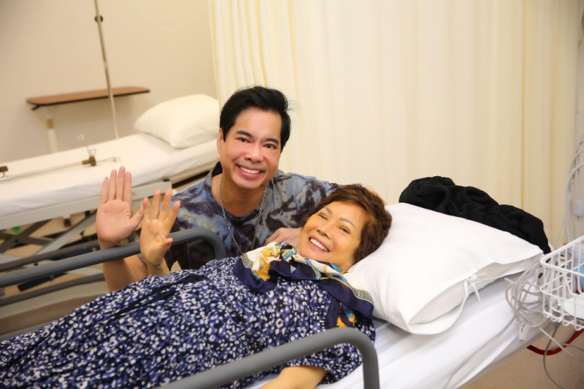 Mẹ danh ca Ngọc Sơn qua đời sau thời gian chiến đấu với bệnh tật. Mẹ danh ca Ngọc Sơn qua đời sau thời gian chiến đấu với bệnh tật.