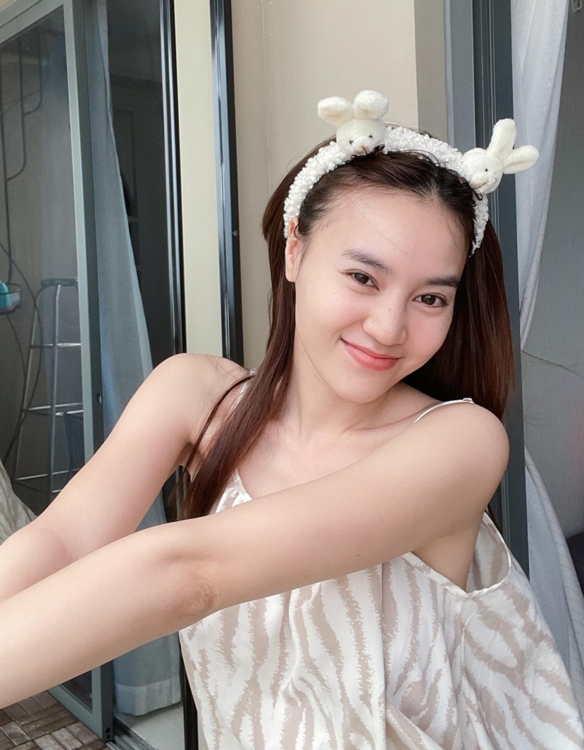 Dù sở hữu làn da trắng hồng nhưng bọng mắt của cô nàng vẫn lộ rõ rệt. Ảnh FBNV Dù sở hữu làn da trắng hồng nhưng bọng mắt của cô nàng vẫn lộ rõ rệt. Ảnh FBNV