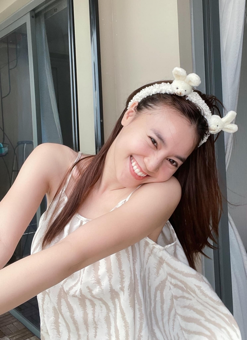 Ninh Dương Lan Ngọc khoe mặt mộc ở nhà nhưng lại lộ vết nhăn nơi khóe mắt. Ninh Dương Lan Ngọc khoe mặt mộc ở nhà nhưng lại lộ vết nhăn nơi khóe mắt.