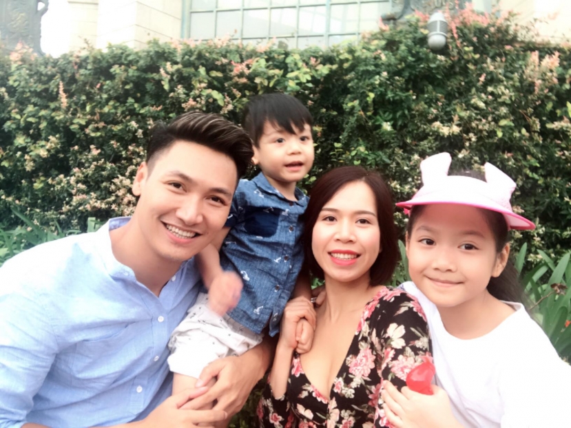 Gia đình hạnh phúc của diễn viên Mạnh Trường. Gia đình hạnh phúc của diễn viên Mạnh Trường.