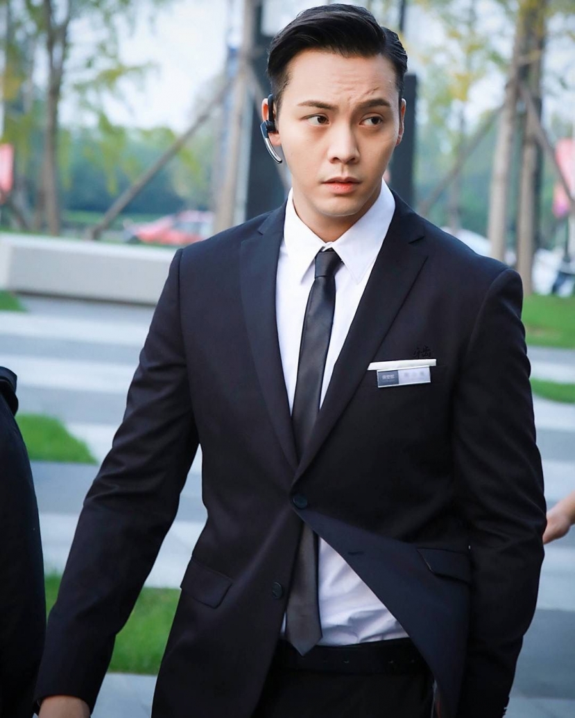 Trần Vỹ Đình là ca sĩ kiêm diễn viên. Trần Vỹ Đình là ca sĩ kiêm diễn viên.