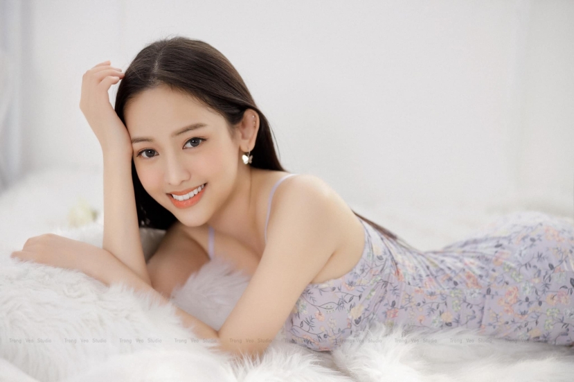 Cô gái từng khiến Midu đau khổ diện áo xuyên thấu, lộ nội y trắng muốt giữa màn đêm - Ảnh 1 Cô gái từng khiến Midu đau khổ diện áo xuyên thấu, lộ nội y trắng muốt giữa màn đêm - Ảnh 1