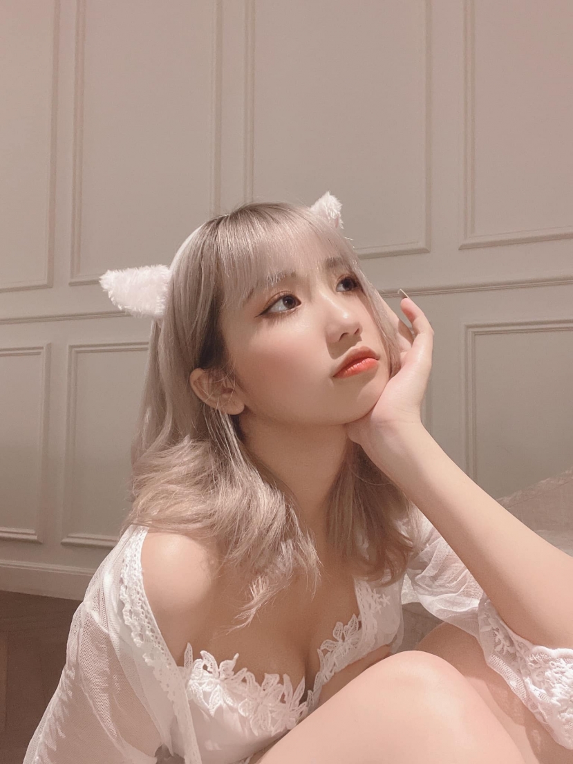 Hotgirl tiktok Lê Thị Khánh Huyền lộ bức ảnh nóng bỏng ở tuổi 17 không kém Ngọc Trinh - Ảnh 6 Hotgirl tiktok Lê Thị Khánh Huyền lộ bức ảnh nóng bỏng ở tuổi 17 không kém Ngọc Trinh - Ảnh 6