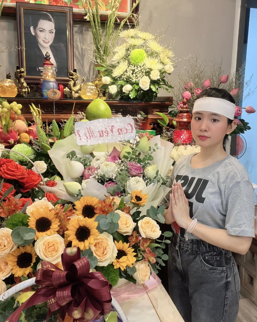 Quỳnh Trang bên bàn thờ của Phi Nhung. Quỳnh Trang bên bàn thờ của Phi Nhung.