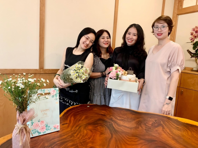 Phong cách giản dị của nữ BTV khác hẳn với trên sóng truyền hình. Phong cách giản dị của nữ BTV khác hẳn với trên sóng truyền hình.