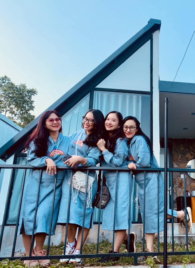 Hình ảnh nhí nhố ngoài đời khác hẳn với những hình nghiêm túc trên truyền hình. Ảnh FBNV Hình ảnh nhí nhố ngoài đời khác hẳn với những hình nghiêm túc trên truyền hình. Ảnh FBNV