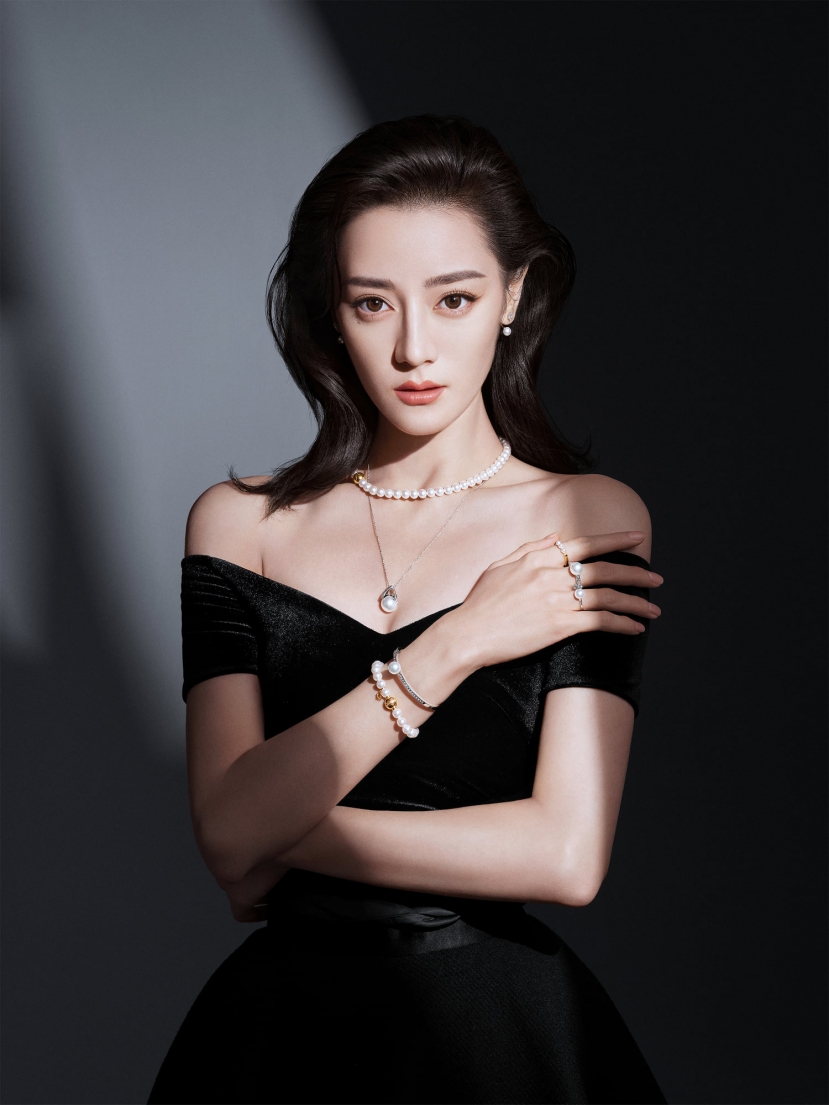 Địch Lệ Nhiệt Ba được nhận được tin vui dịp gần cuối năm. Địch Lệ Nhiệt Ba được nhận được tin vui dịp gần cuối năm.