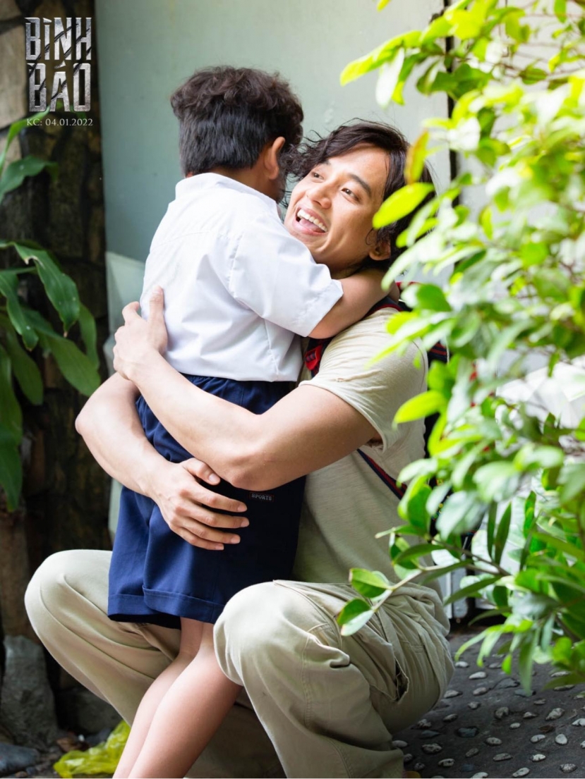 Vai diễn người cha bên ngoài lạnh lùng nhưng bên trong vô cùng ấm áp của Mai Tài Phến nhện được nhiều lời khen của người hâm mộ. Ảnh FBNV Vai diễn người cha bên ngoài lạnh lùng nhưng bên trong vô cùng ấm áp của Mai Tài Phến nhện được nhiều lời khen của người hâm mộ. Ảnh FBNV