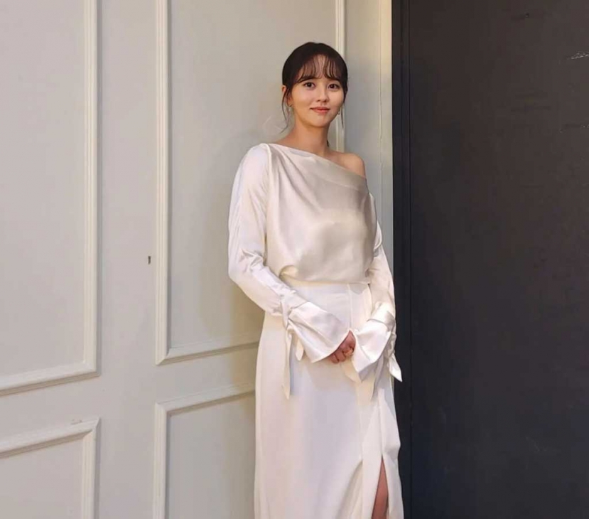 Mỹ nhân Hàn mặc đẹp nhất: IU tiên nữ, Han So Hee gợi cảm đến chị cả BlackPink lại bị chê tơi tả - Ảnh 4 Mỹ nhân Hàn mặc đẹp nhất: IU tiên nữ, Han So Hee gợi cảm đến chị cả BlackPink lại bị chê tơi tả - Ảnh 4