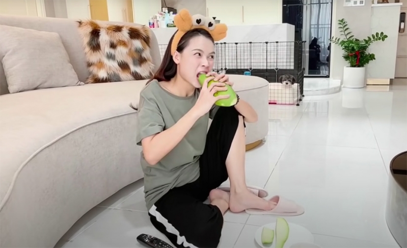 Hình ảnh giản dị ở nhà của Sam. Ảnh cắt từ clip Hình ảnh giản dị ở nhà của Sam. Ảnh cắt từ clip
