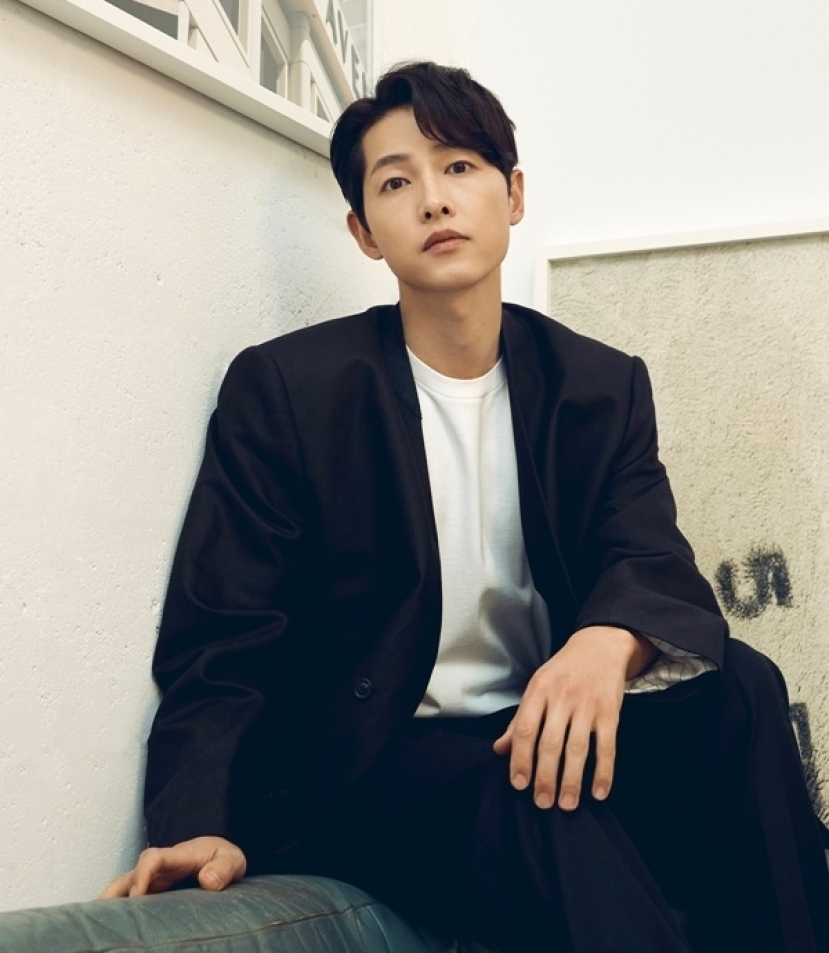 Ảnh chụp lén phơi bày nhan sắc thật của Song Joong Ki khiến netizen hốt hoảng - Ảnh 1 Ảnh chụp lén phơi bày nhan sắc thật của Song Joong Ki khiến netizen hốt hoảng - Ảnh 1