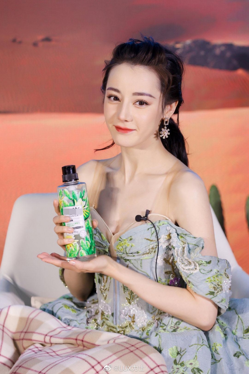 'Náo loạn' nhan sắc của Địch Lệ Nhiệt Ba trên livestream: Liệu có xứng trong top 100 gương mặt đẹp nhất thế giới? - Ảnh 2 'Náo loạn' nhan sắc của Địch Lệ Nhiệt Ba trên livestream: Liệu có xứng trong top 100 gương mặt đẹp nhất thế giới? - Ảnh 2