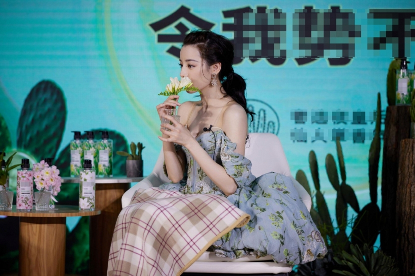 'Náo loạn' nhan sắc của Địch Lệ Nhiệt Ba trên livestream: Liệu có xứng trong top 100 gương mặt đẹp nhất thế giới? - Ảnh 1 'Náo loạn' nhan sắc của Địch Lệ Nhiệt Ba trên livestream: Liệu có xứng trong top 100 gương mặt đẹp nhất thế giới? - Ảnh 1